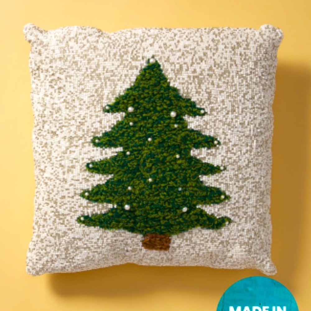 Beaded Christmas tree pillow 🎄